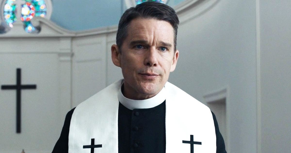 Ethan Hawke em uma igreja vestido como pastor em First Reformed.