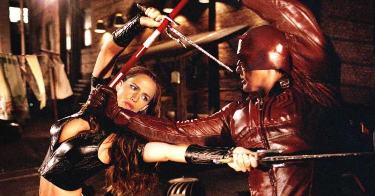 Jennifer Garner como Elektra e Ben Affleck como Demolidor lutando com armas