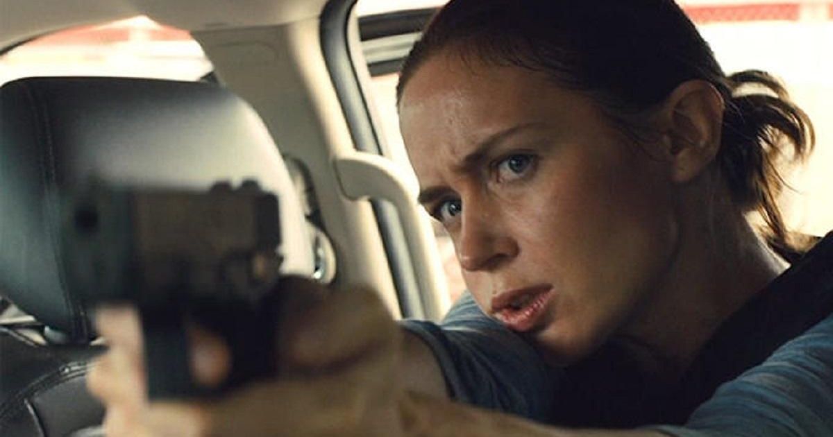 Emily Blunt pointing a gun in Sicario