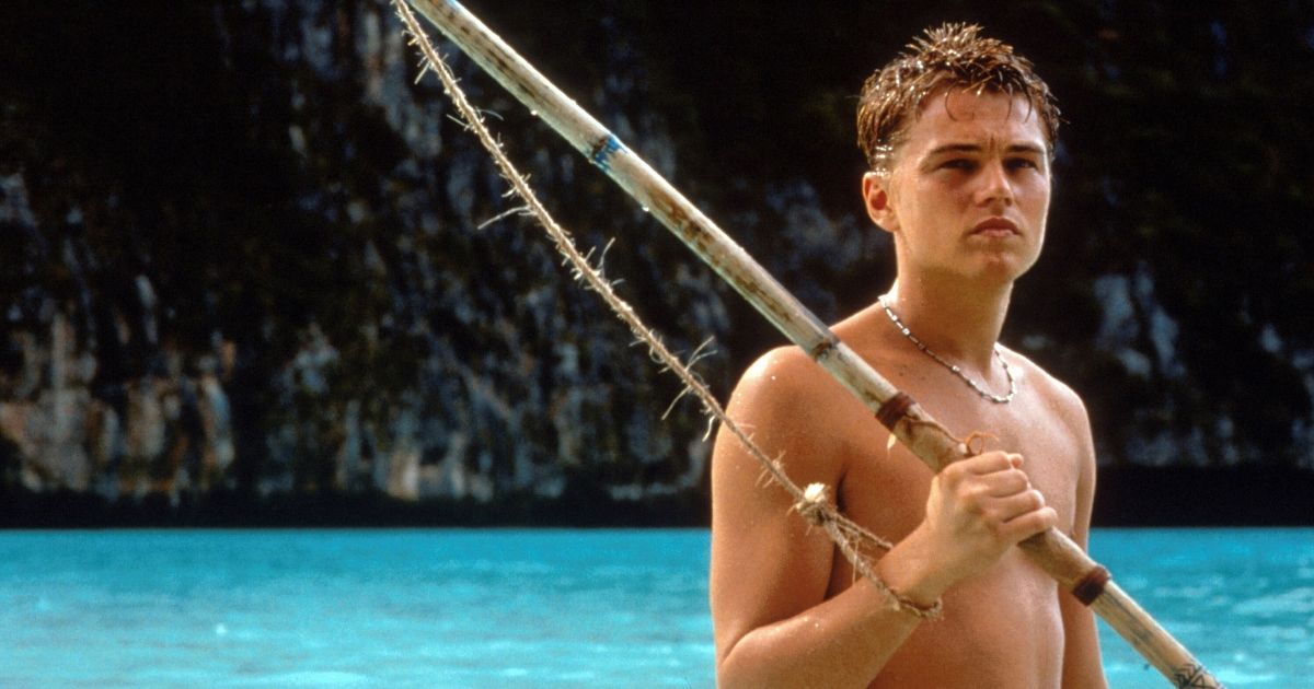 Leo DiCaprio segurando uma vara de pescar na água em The Beach
