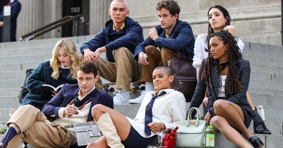 The cast of the new gossip girl