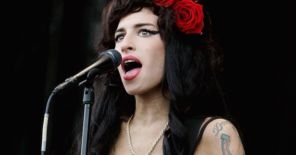 Amy Winehouse actuando en el escenario