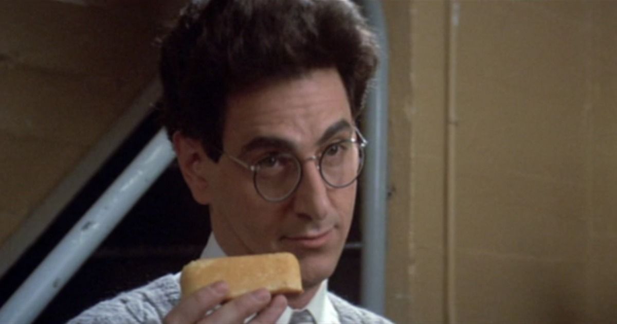 Egon Spengler has a twinkie in his hands in the film ghostbusters