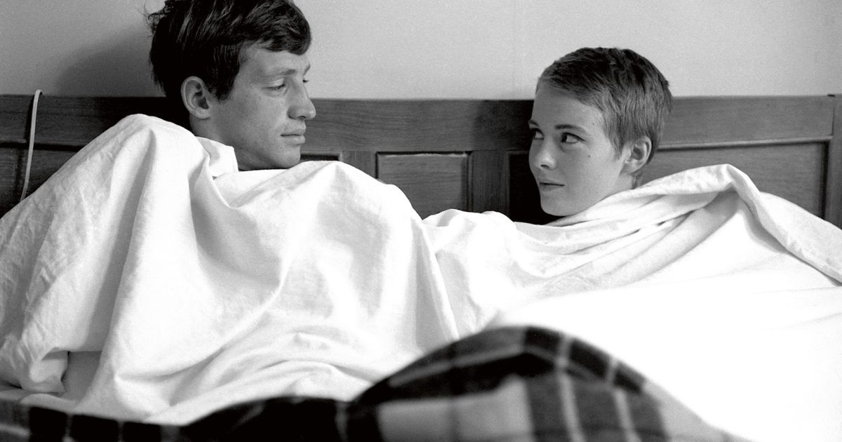 Jean Seberg and Jean-Paul Belmondo under the sheets in bed in Breathless