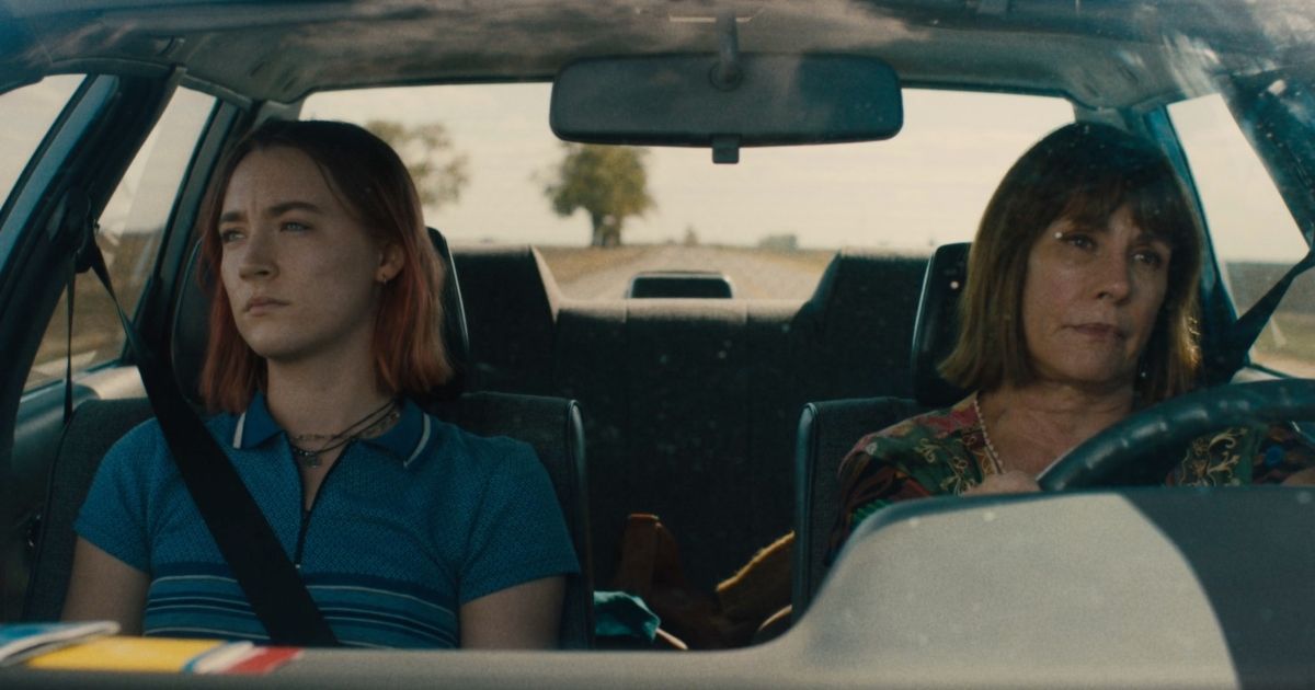 Lady Bird no carro com sua mãe