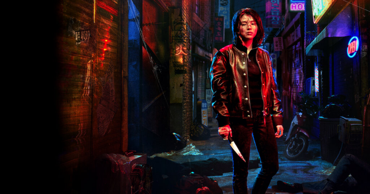 Han So-hee holding a knife in an alley in My Name 