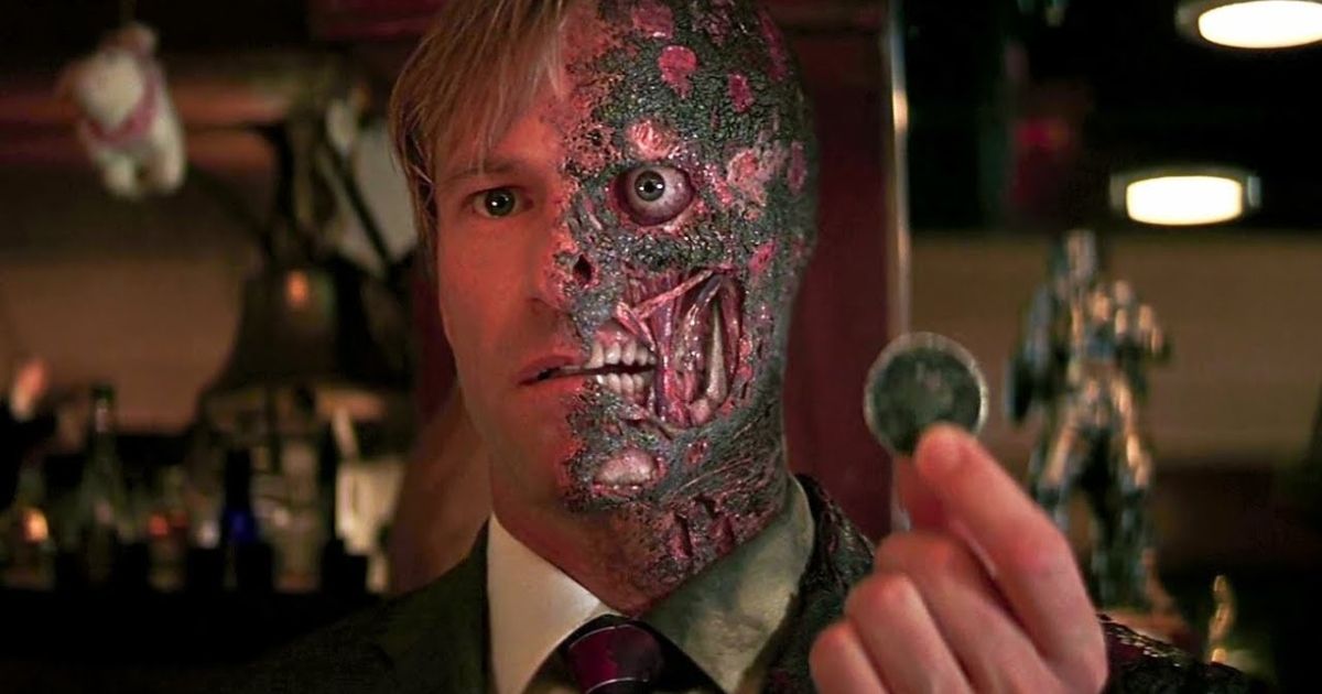 Aaron Eckhart como Harvey Dent/Duas Caras em O Cavaleiro das Trevas