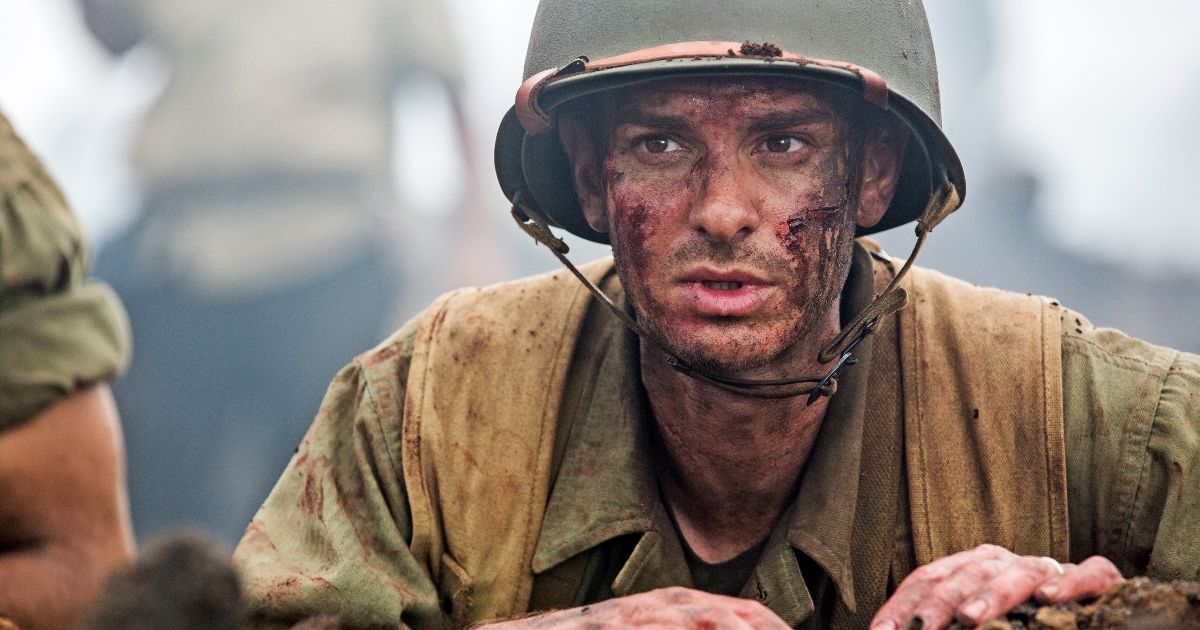 Andrew Garfield em cena de Hacksaw Ridge