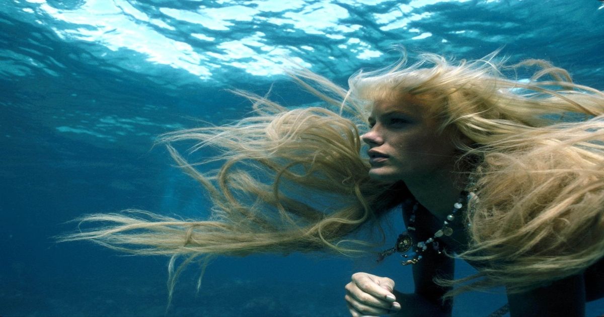 Daryl Hannah swims in Splash