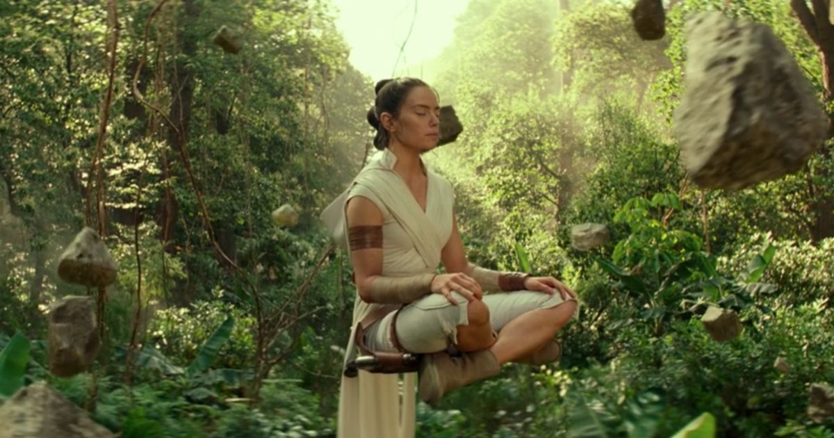 Rey flutua enquanto medita em Star Wars: The Rise of Skywalker