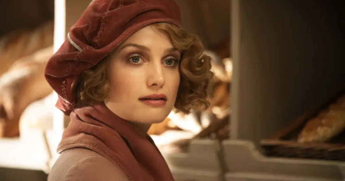 Alison Sudol as Queenie in Fantastic Beasts