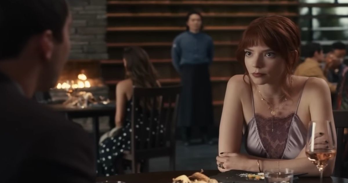 https://static1.moviewebimages.com/wordpress/wp-content/uploads/2022/06/Anya-Taylor-Joy-in-The-Menu.jpg