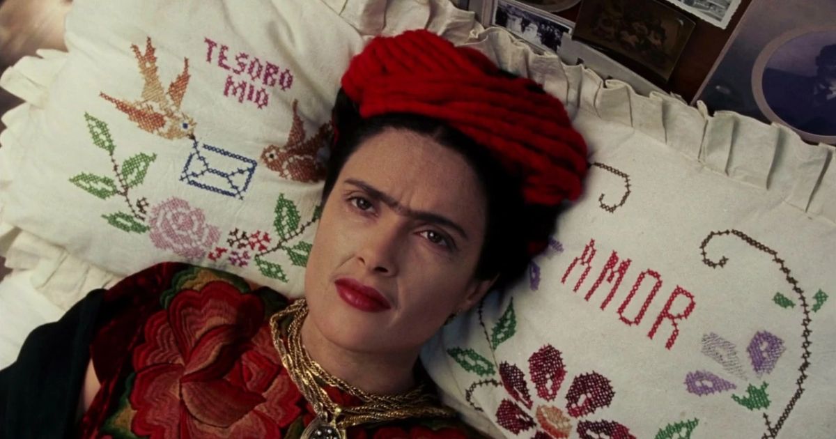 Frida (Salma Hayek) deitada em sua cama