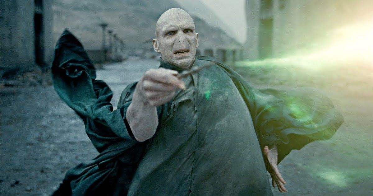 Harry Potter and the Deathly Hallows Part 2 Voldemort loses war to Harry