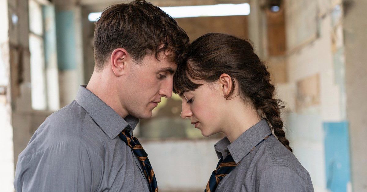 Connell (Paul Mescal) and Marianne (Daisy Edgar-Jones) develops a relationship whilst in their secondary school in County Sligo 