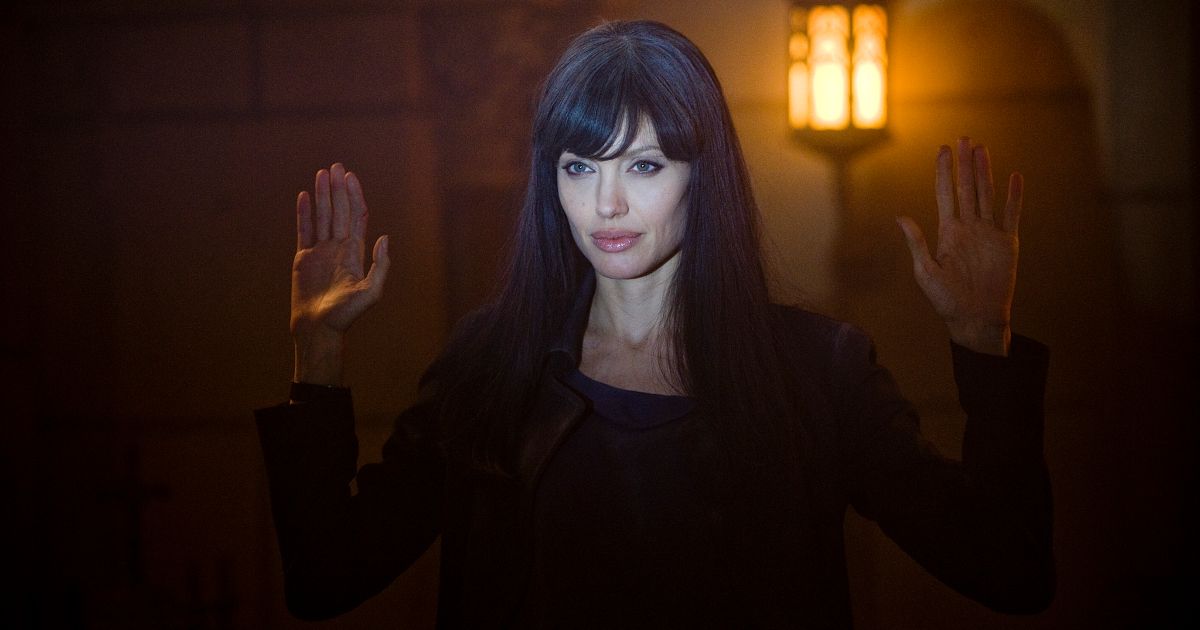Evelyn Salt (Angelina Jolie) surrenders