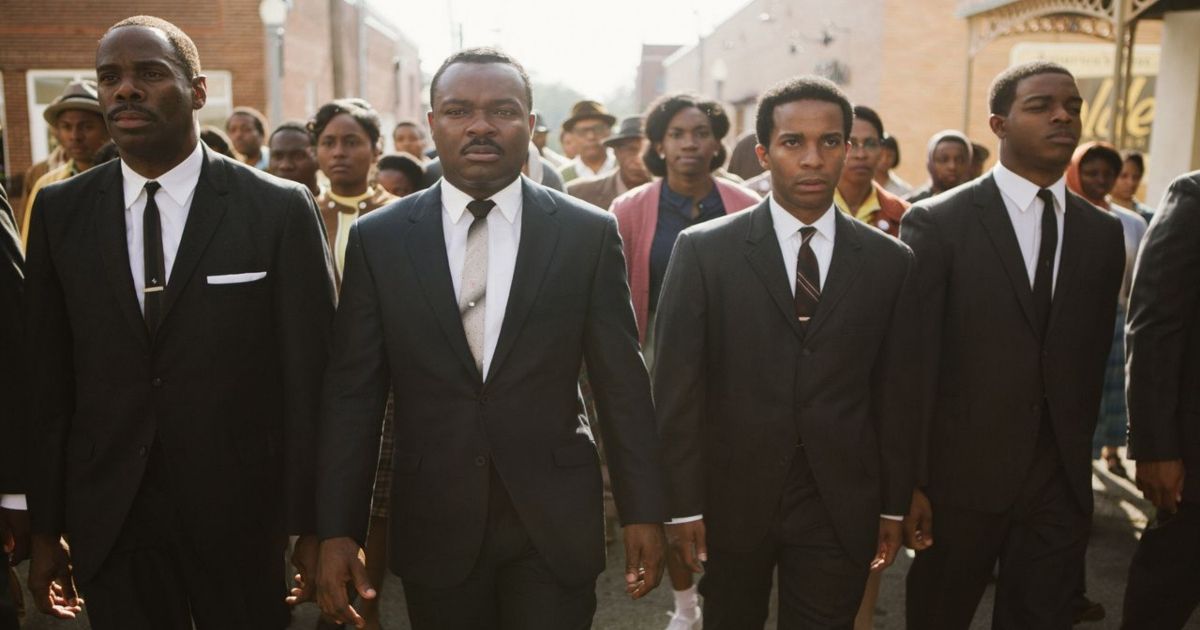 As quatro figuras de proa das marchas de Selma liderando um grupo de manifestantes em Selma