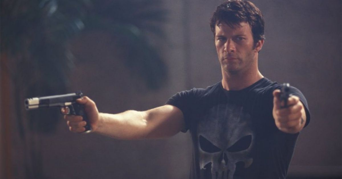 Thomas Jane pointing two guns as The Punisher