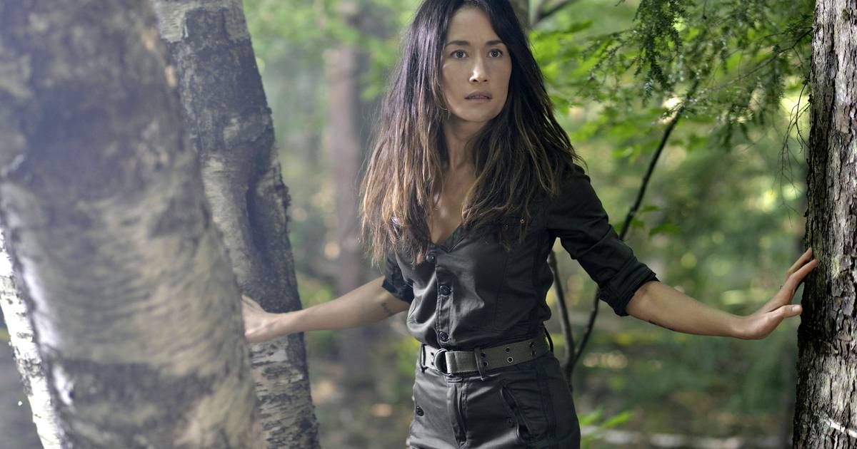 Nikita tracks a rogue agent in the forest in Nikita
