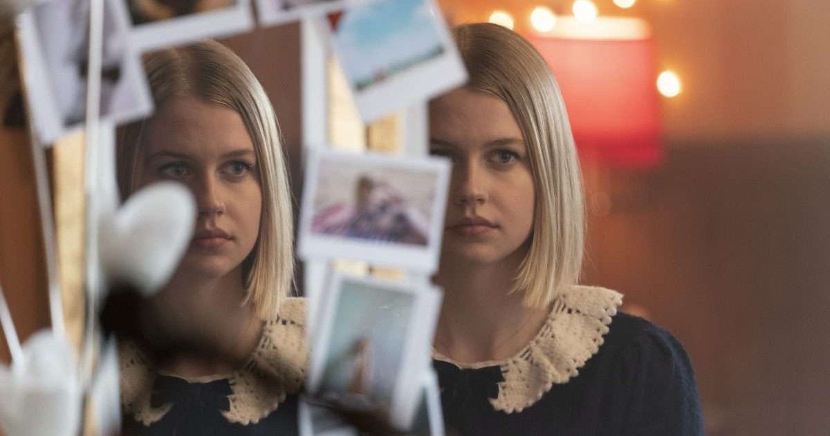 Angourie Rice in the mirror in Honor Society