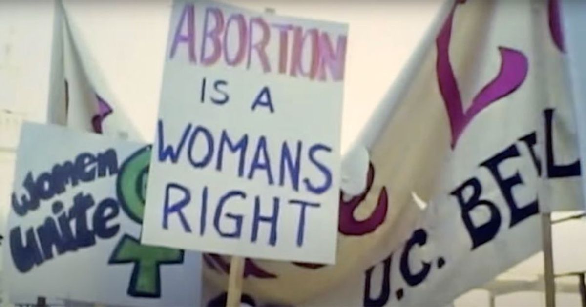 Des panneaux pour le droit à l'avortement sont agités dans The Janes