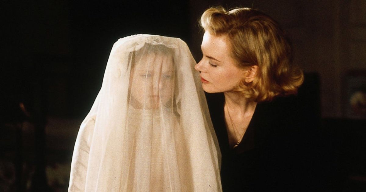 Nicole Kidman and Alakina Mann in The Others.