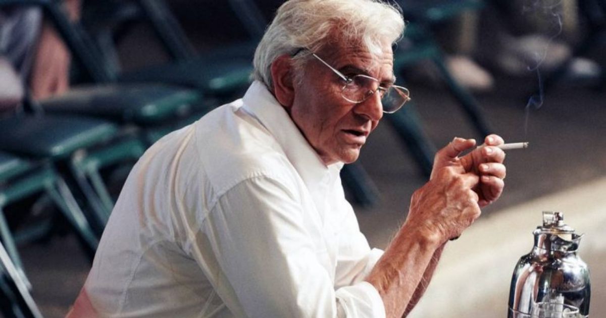 Bradley Cooper irreconhecível como Leonard Bernstein em Maestro