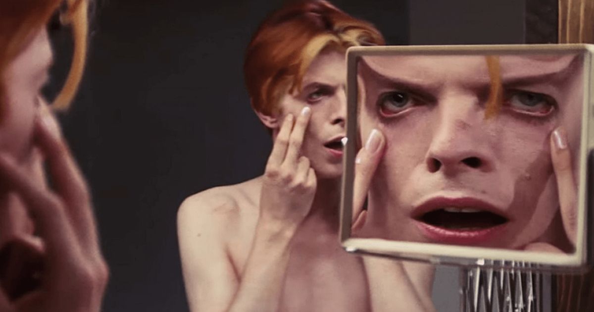 David Bowie looks in the mirror in The Man Who Fell to Earth