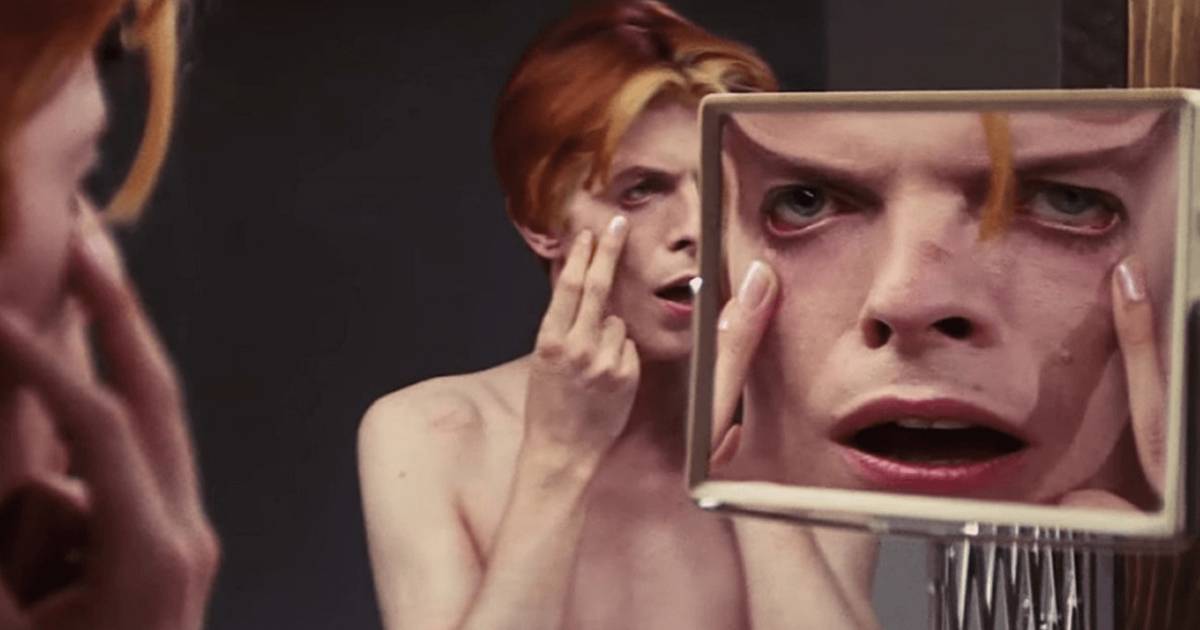 https://static1.moviewebimages.com/wordpress/wp-content/uploads/2022/07/David-Bowie-looks-in-the-mirror-in-the-Man-Who-Fell-to-Earth.jpg?q=50&fit=crop&w=1500&dpr=1.5