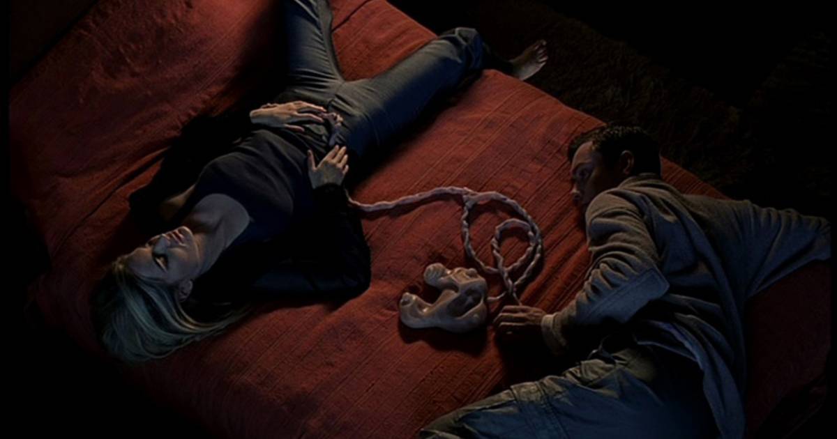 https://static1.moviewebimages.com/wordpress/wp-content/uploads/2022/07/Jennifer-Jason-Leigh-and-Jude-Law-lay-in-bed-together-with-the-bioport-and-pod-in-eXistenZ.jpg?q=50&fit=crop&w=1500&dpr=1.5
