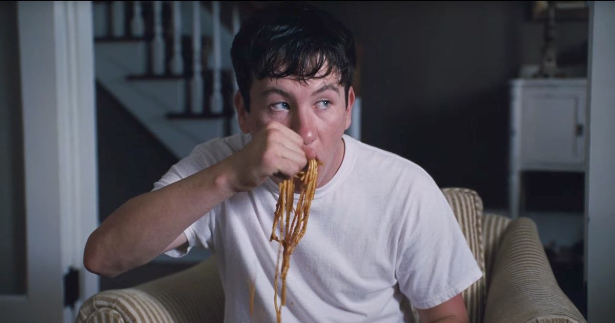 Barry Keoghan comendo espaguete em Killing of a Sacred Deer