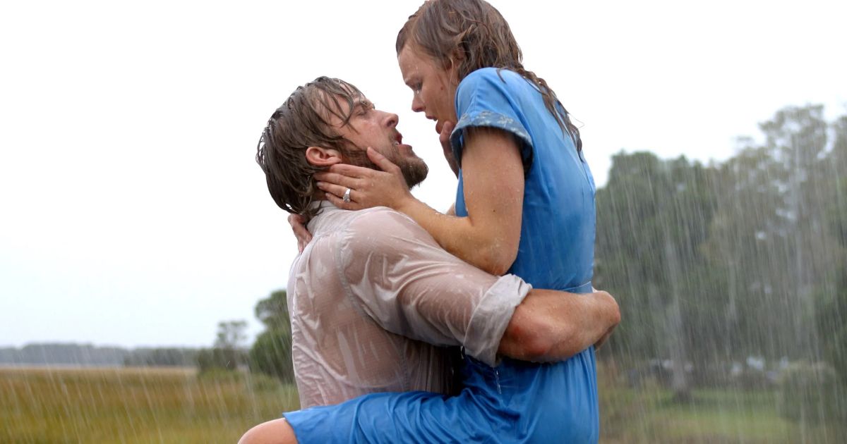 Ryan Gosling and Rachel McAdams kiss in The Notebook
