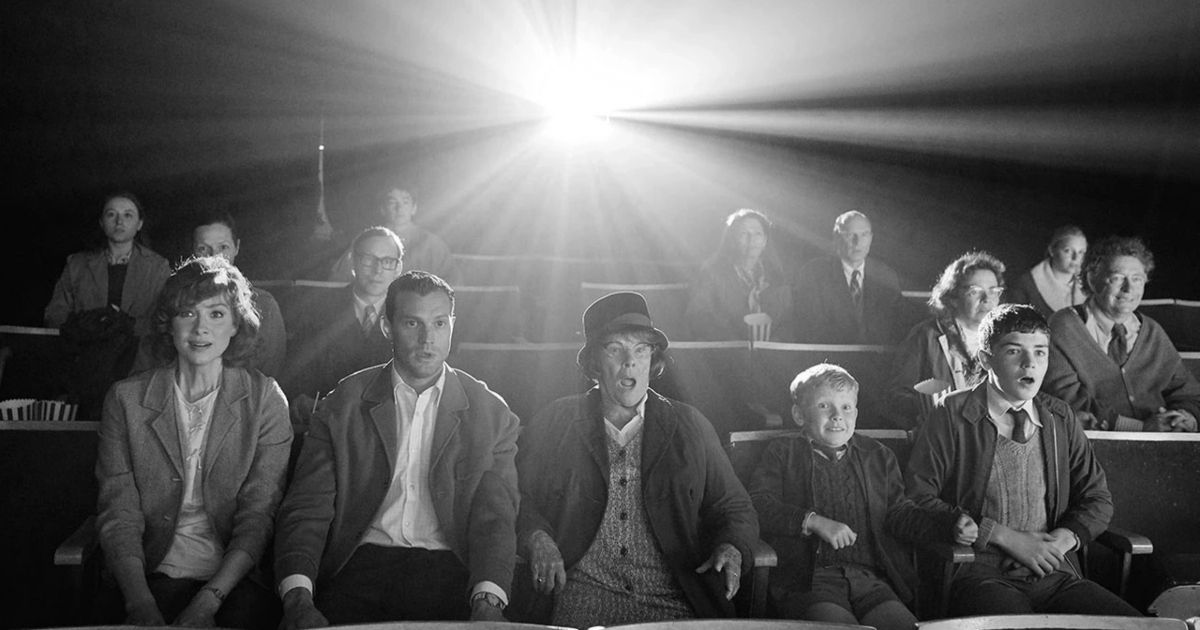 O elenco de Belfast em preto e branco em uma sala de cinema