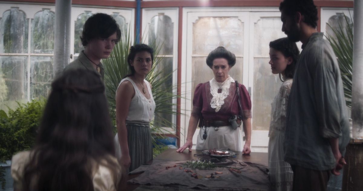 The family performs a ritual in the Glasshouse