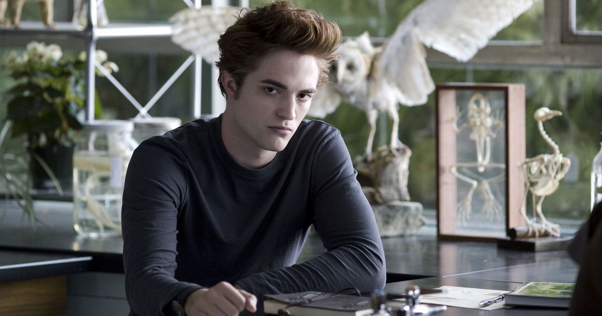 Robert Pattinson as Edward Cullen in a classroom scene from Twilight.