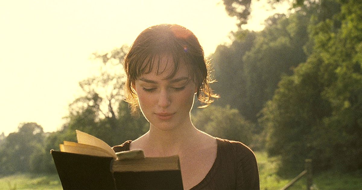 Lizzy (Keira Knightley) reads a book whilst walking.