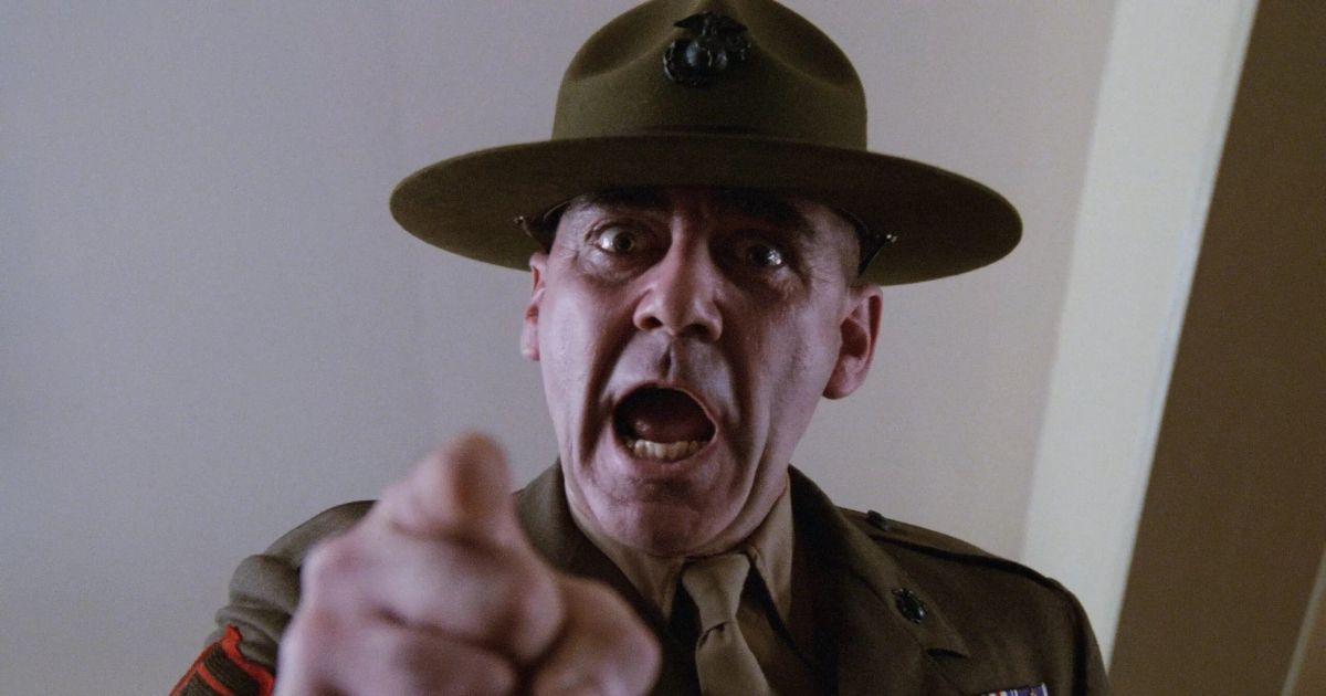 R Lee Ermey como sargento.  Hartman em jaqueta Full Metal