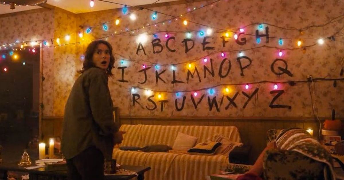 Winona Ryder escreve na parede em Stranger Things