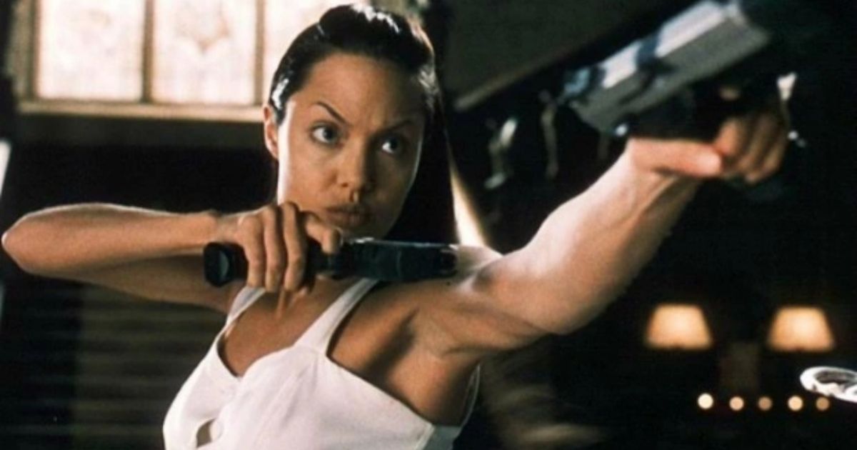 Angelina Jolie with two guns as Lara Croft Tomb Raider