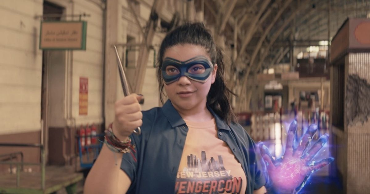 Mme Marvel portant son masque et un t-shirt pendant qu'elle se prépare à utiliser ses pouvoirs