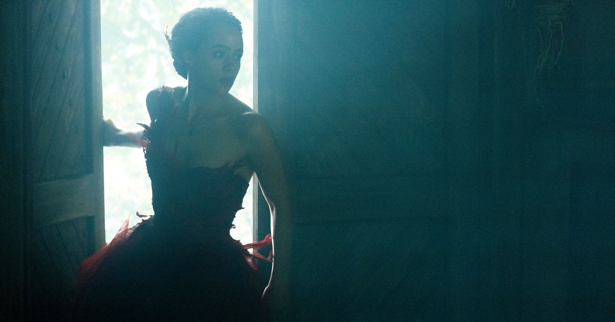 Nathalie Emmanuel en robe rouge dans L'Invitation