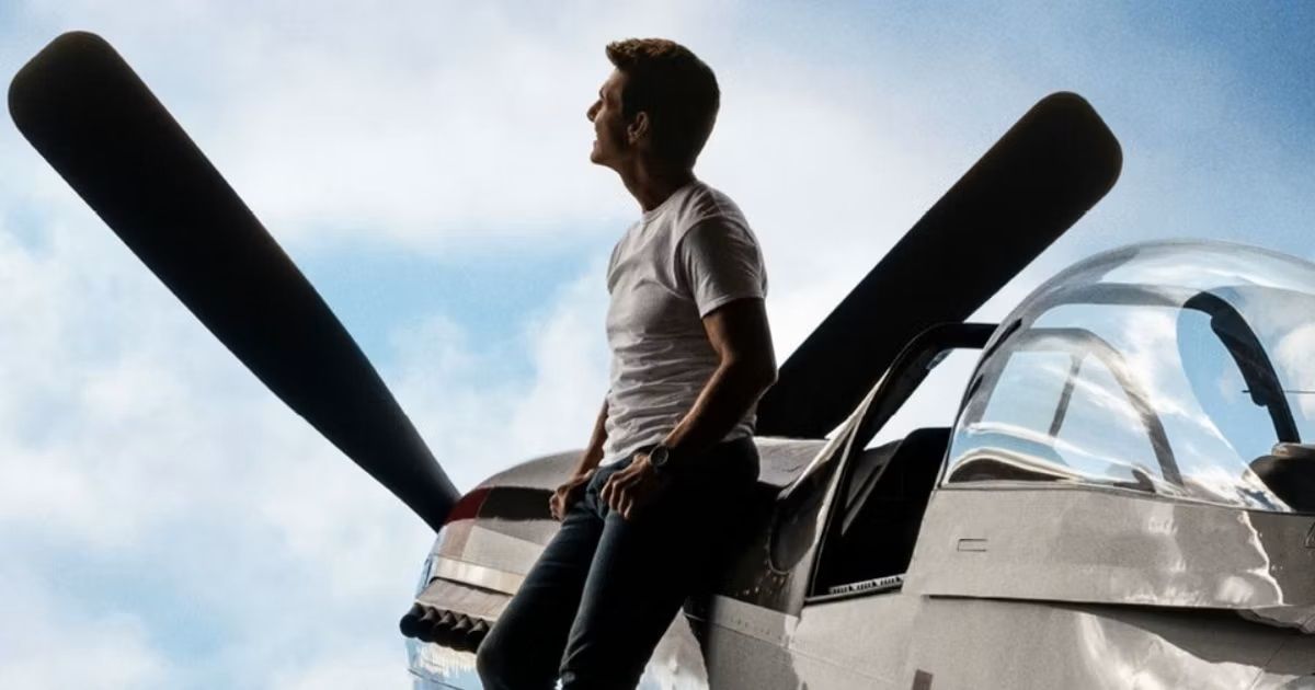 Tom Cruise com seu avião em Top Gun Maverick