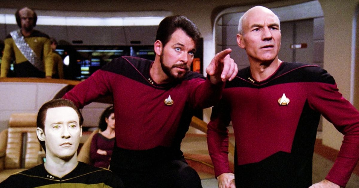 Riker aponta algo para Picard em Star Trek: The Next Generation
