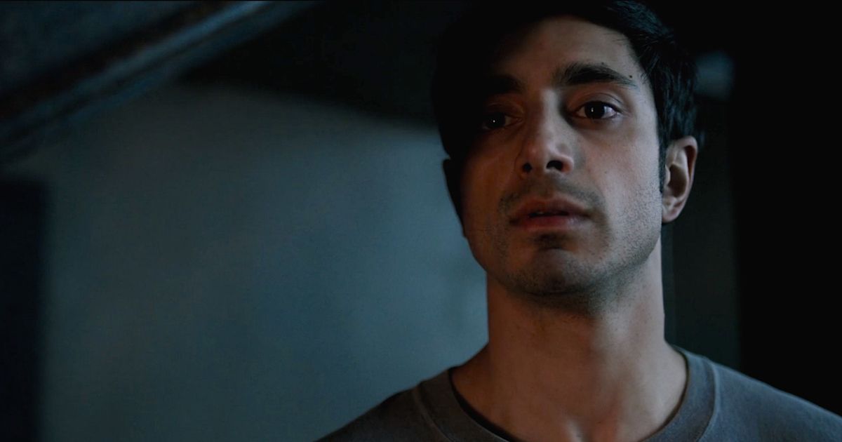 Un innocent Naz (Riz Ahmed) entrant dans la prison