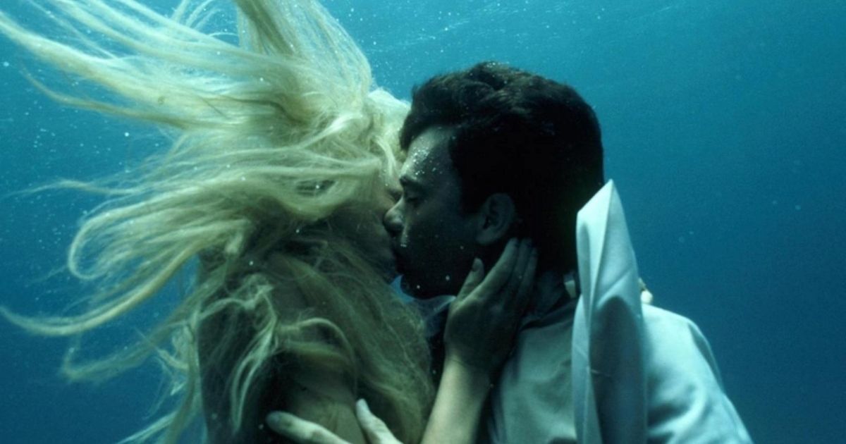An underwater kiss in Splash