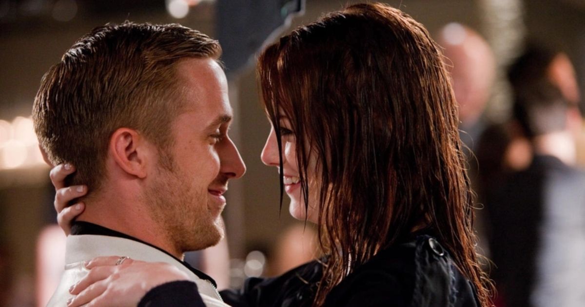 Ryan Gosling and Emma Stone hold each other in the rain.