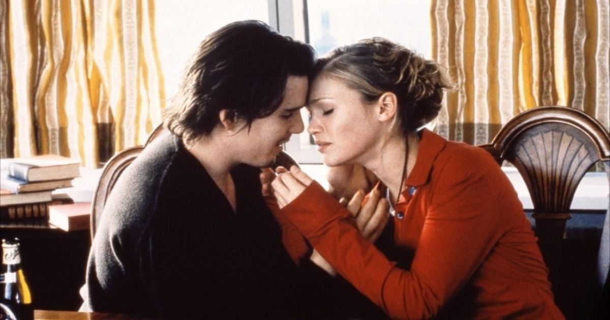 Ethan Hawke and Julia Stiles kiss in Hamlet