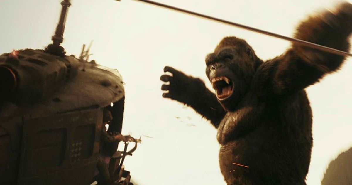 Kong fights helicopter in Skull Island (2017)