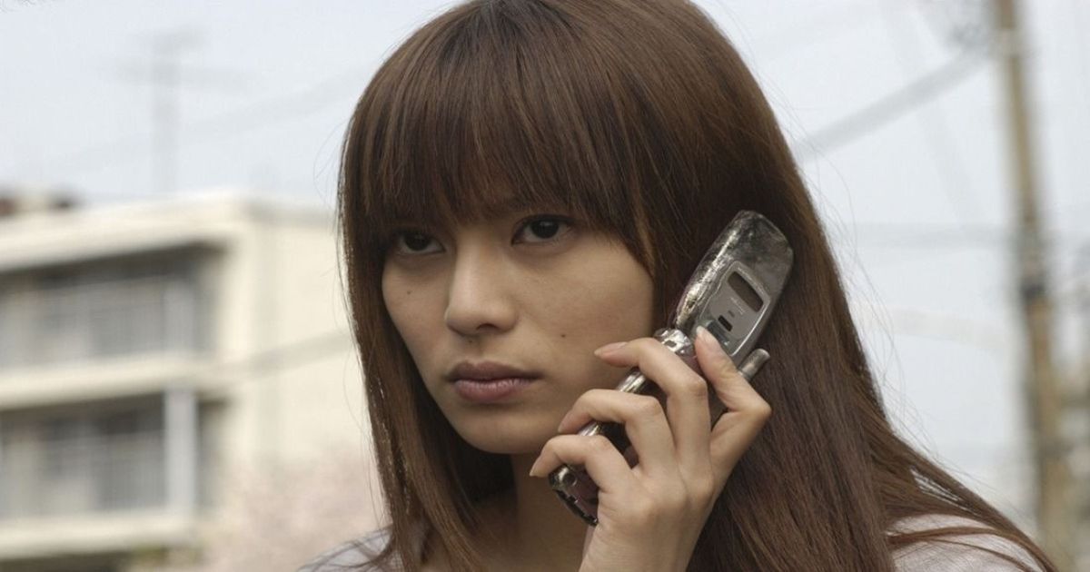 A character receiving a sinister voicemail in One Missed Call
