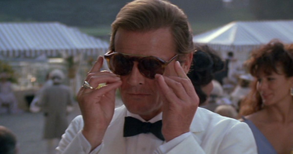 Roger Moore usando óculos de espionagem